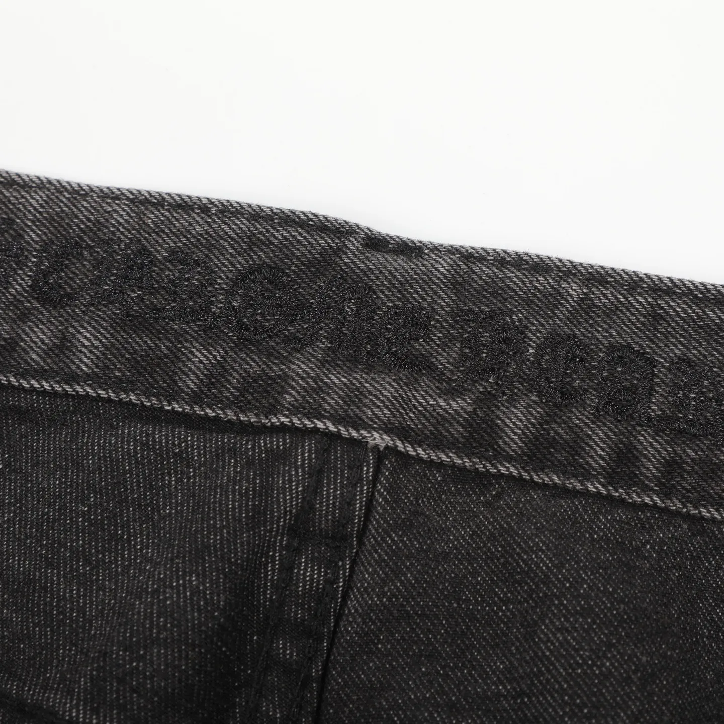 P280 Chrome Hearts city-limited flame black and white leather jeans need to be washed after the finished product is disassembled and hand-made with sheepskin cross leather and then spliced ​​together. The whole piece has too many craftsmanship to explain. The cabinet price is 34W+, the patchwork is decorated with cross flowers, and the high-waisted washed jeans! ! Absolutely high-end luxury products, 8W+ level god-level single products, super popular products, made with top heavy industry, a magic weapon that cannot be missed. About Kroxin This is an extremely luxurious fashion brand, which can also be called the aristocrats of the high street. It has always been an exclusive brand for some hipsters or rich second generation. Compared with ordinary high streets, it is more luxurious and noble. Compared with luxury brands, it has a more fashionable personality and has always been a brand that I have a special liking for. Size: 28 30 32 34 (corresponds to S-XL) Size chart: 28 Waist 76 Pants length 104 Hips 98 30 Waist 80 Pants length 105 Hips 102 32 Waist 84 Pants length 106 Hips 106 34 Waist 88 Pants length 107 Hips 110